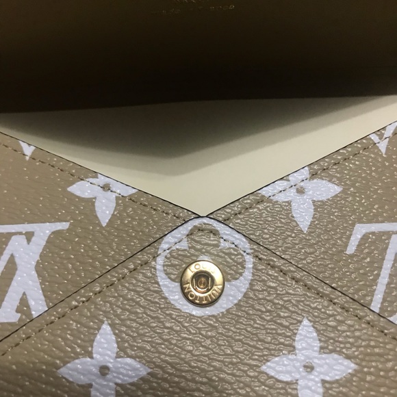 ❌SOLD❌Louis Vuitton Giant Kirigami Pochette - Picture 3 of 8